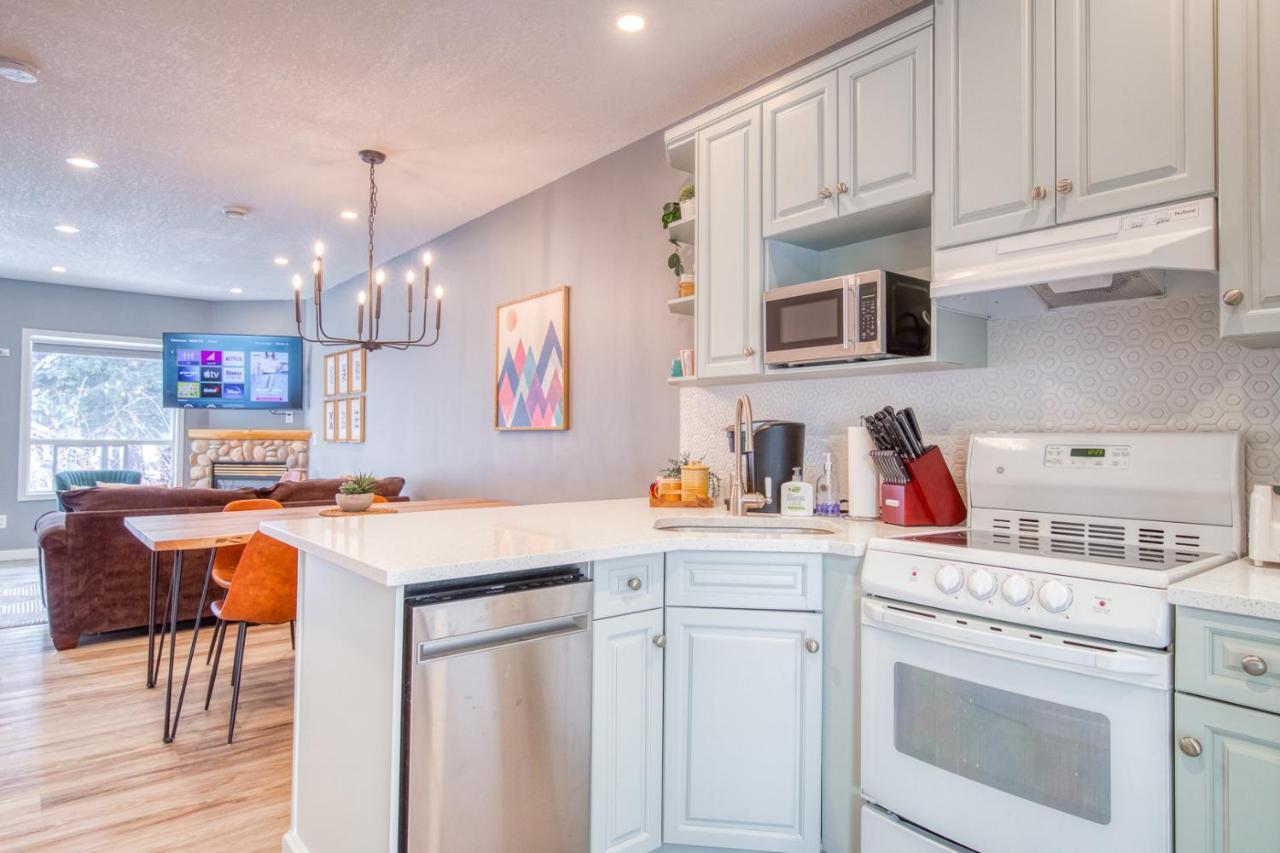 Beautiful Newly Reno 2Bdm 2 Bth Sleep Up To 6 Adults & Kids Mountain View Townhouse Suite Канмор Экстерьер фото