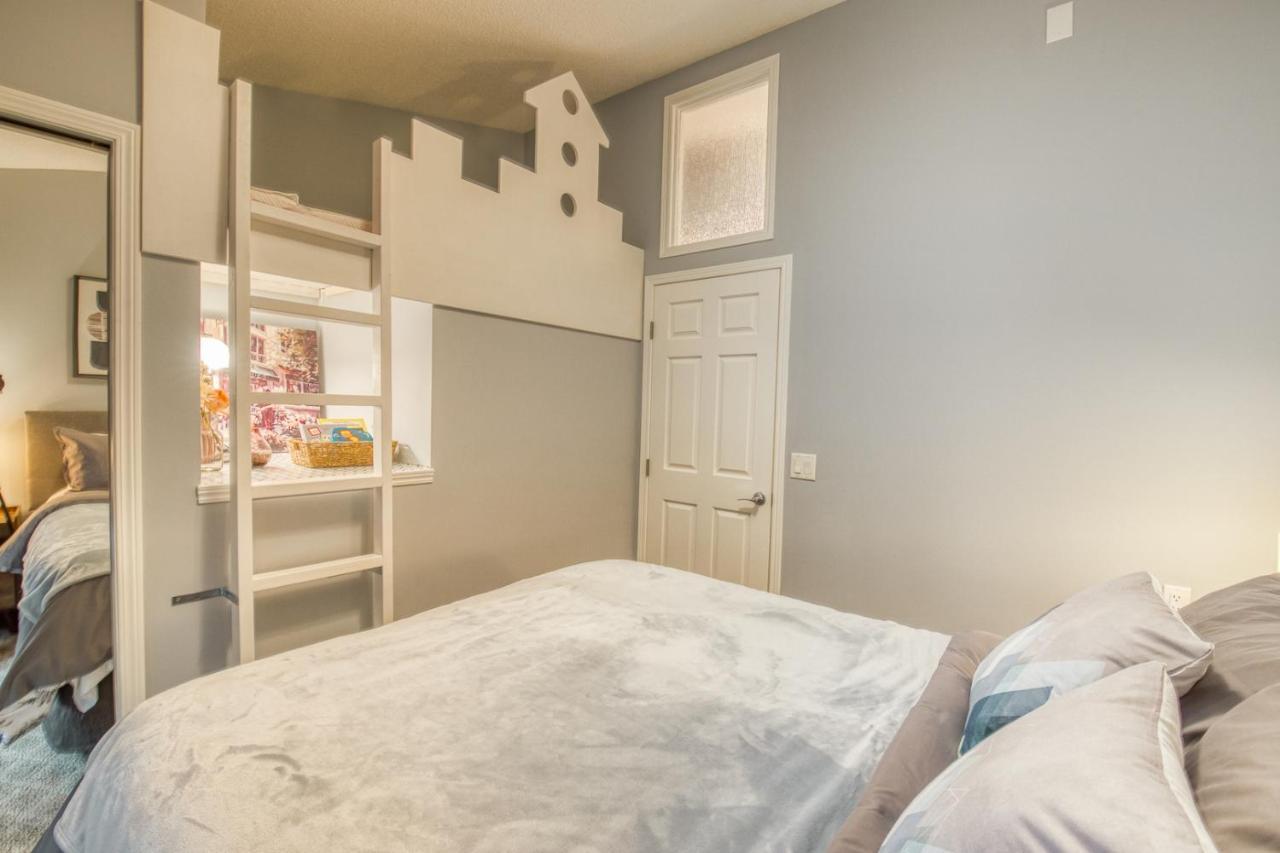 Beautiful Newly Reno 2Bdm 2 Bth Sleep Up To 6 Adults & Kids Mountain View Townhouse Suite Канмор Экстерьер фото