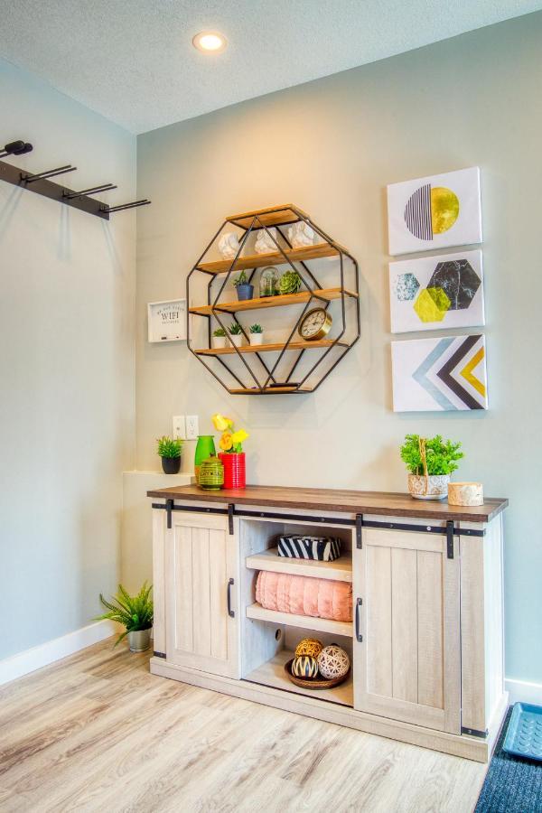 Beautiful Newly Reno 2Bdm 2 Bth Sleep Up To 6 Adults & Kids Mountain View Townhouse Suite Канмор Экстерьер фото
