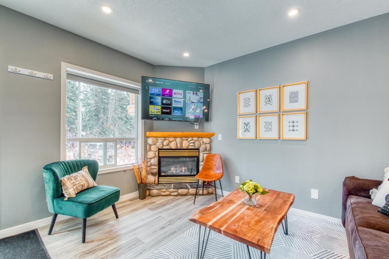 Beautiful Newly Reno 2Bdm 2 Bth Sleep Up To 6 Adults & Kids Mountain View Townhouse Suite Канмор Экстерьер фото
